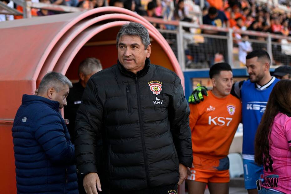 El entrenador de Cobreloa durante el partido con Santiago Morning por el Campeonato Nacional de Primera B. Foto: Agencia Aton.