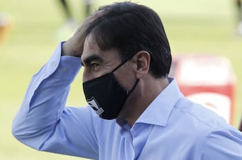 "Lo veo muy difícil": Colo Colo recibe portazo por defensa que era prioridad para Gustavo Quinteros
