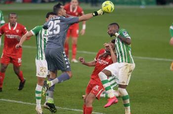 Pellegrini aseguró que Claudio Bravo no baja los brazos y lo comparó con un símbolo del Betis