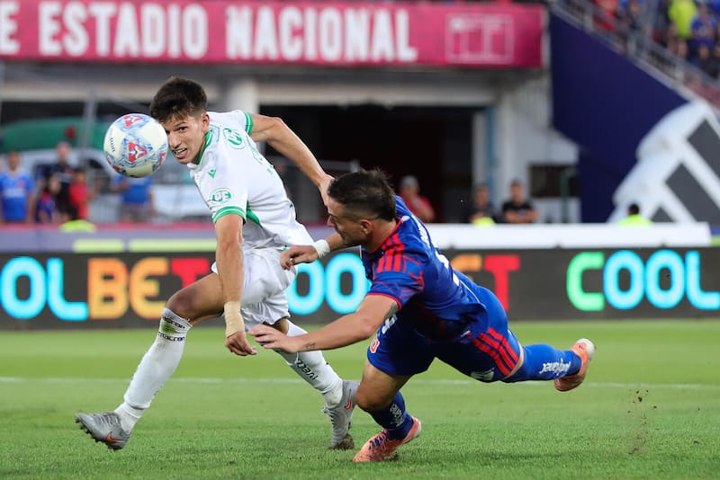 No logró superar las molestias que casi lo sacan del duelo con Audax Italiano. Foto: Aton.