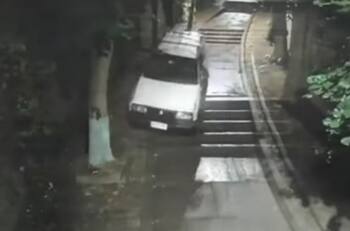 VIDEO | Indignación por sujeto que condujo su auto por una escalera peatonal en Lota