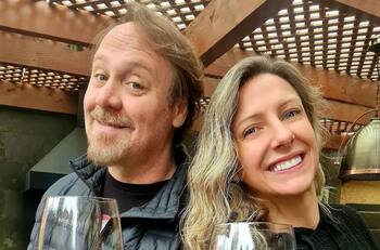 "Lo voy a matar": La broma de Alfredo Alonso que desató el "enojo" de Maca Tondreau tras mojarle el auto