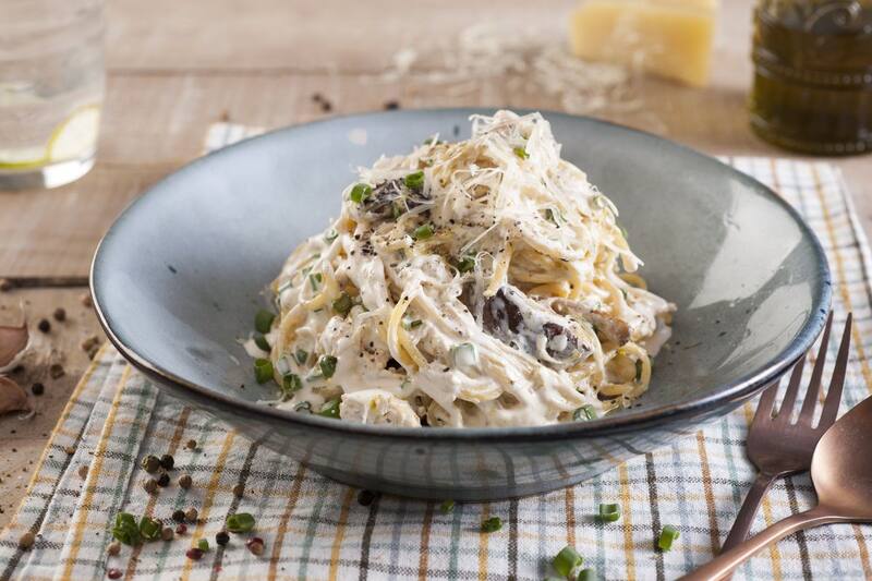 En solo 15 minutos podrán preparar este exquisito almuerzo perfecto para aquellos días ajetreados.
Créditos: Recetas Nestlé Chile.