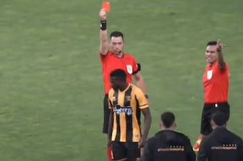 VIDEO | Jugador de Fernández Vial arriesga las penas del infierno por agredir a un guardalíneas