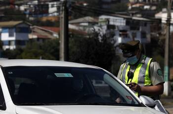 Mujer vendía permisos únicos colectivos a $5 mil en la Vega Central