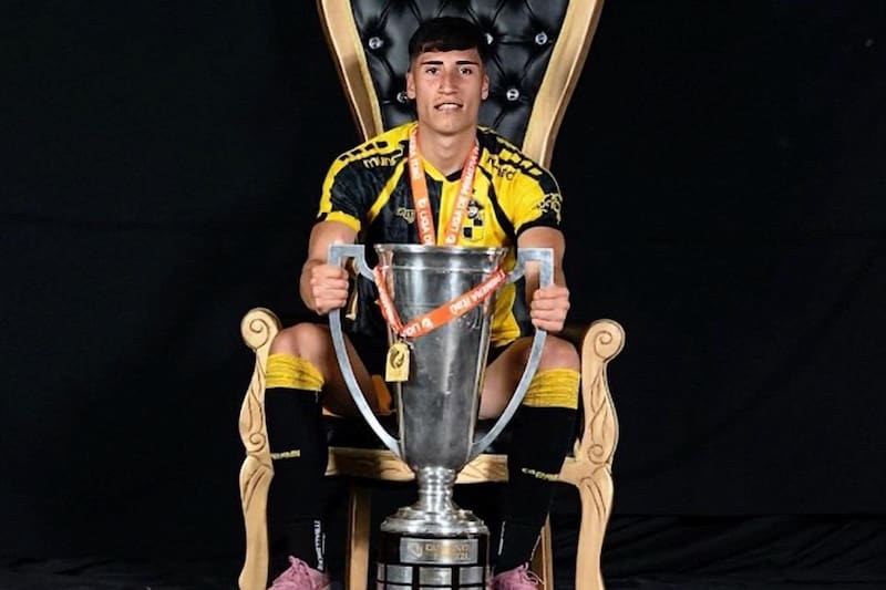 El defensor firmó su primer contrato después de pasar varios años jugando futsal. Foto: Joshua Arancibia en Instagram.