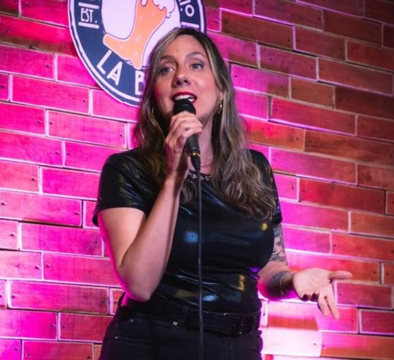 Pam Pam ha recorrido Chile con sus rutinas de stand up comedy. Créditos: Instagram