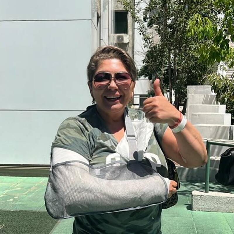 se fracturó el codo antes de grabar "La Divina Comida"