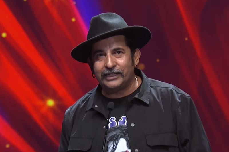 Farías iba a estrenar la obra El Performer, pero no pudo hacerlo debido a las "funas" del colectivo Red de Actrices Chilenas. Captura: Transmisión Premios Caleuche Youtube.