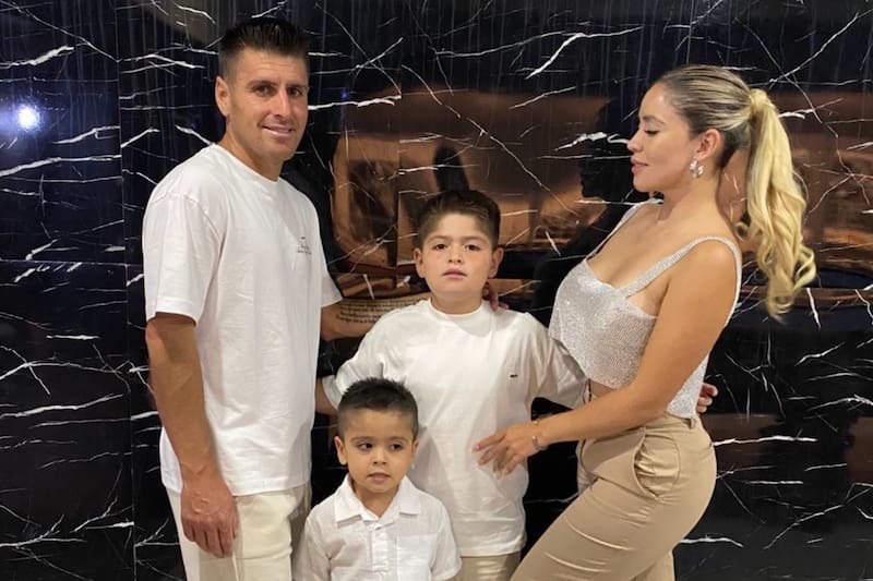 El volante junto a su familia. Foto: @fer_manriquez