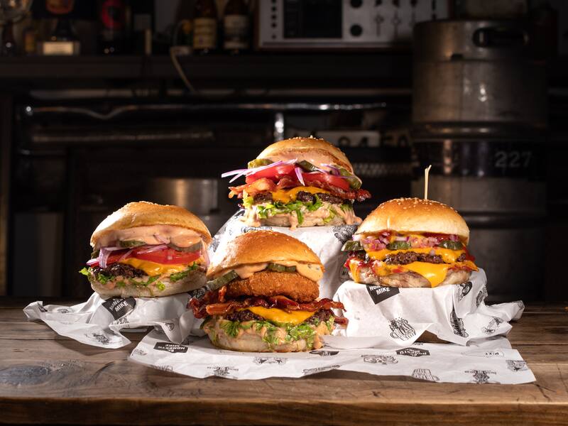 Este 14 de febrero podrás probar las ricas hamburguesas y cervezas en una promoción para dos. Créditos: El Honesto Mike