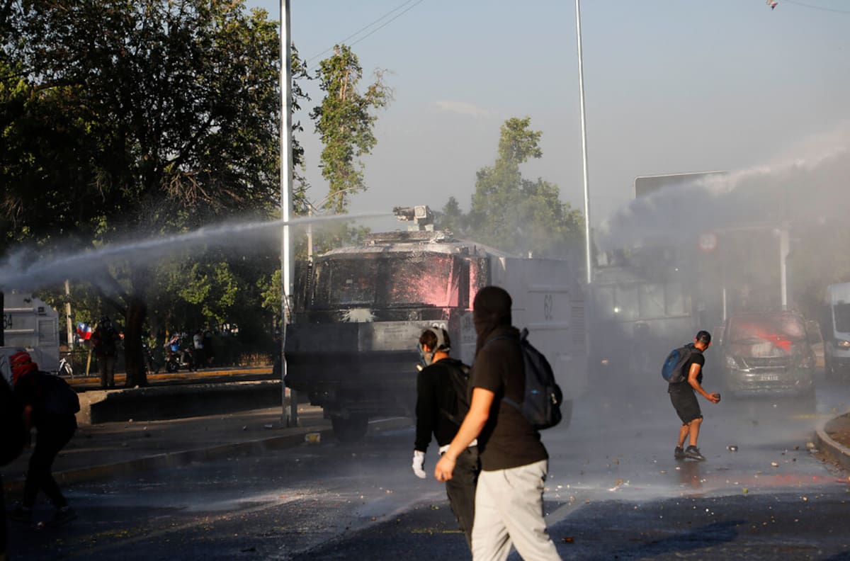 A dos días del plebiscito manifestantes se reunieron en Plaza Baquedano