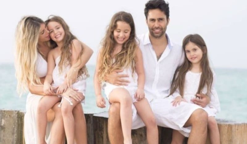 celebran el cumpleaños de sus trillizas.