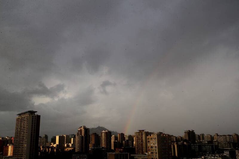 A pesar del calor, en los próximos días podrían caer chubascos en algunos sectores de la capital. Créditos: Jonnathan Oyarzun/Aton Chile.