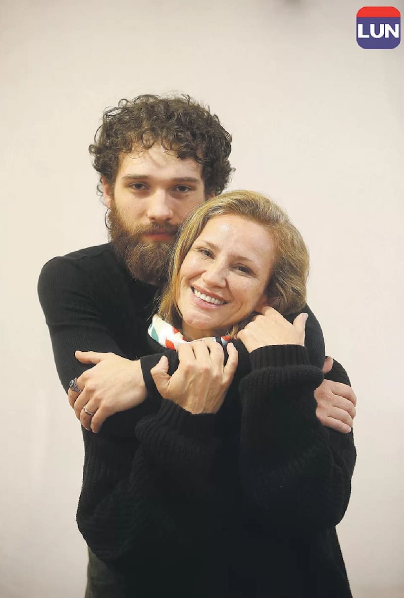 Sigrid Alegría junto a su hijo, Alonso Velasco