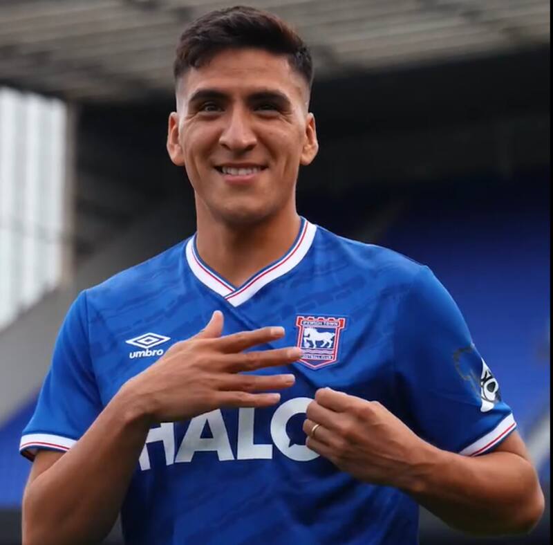 El formado en la UC, con la camiseta de Ipswich Town, su nuevo equipo.