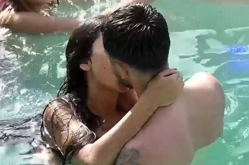 El beso entre "Eskarcita" y "Bambino".