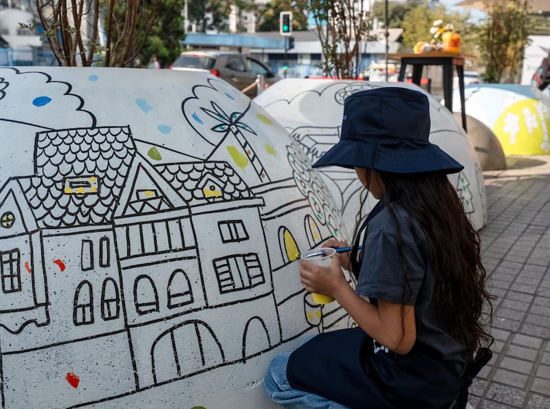Así quedaron estos bolones ubicados fuera del Costanera Center.