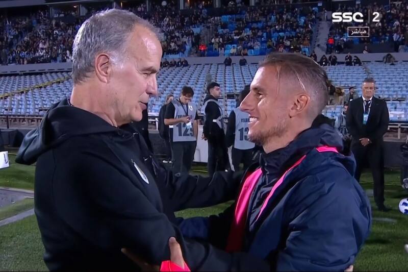 y Sebastián Beccacece se saludan en el Estadio Centenario.