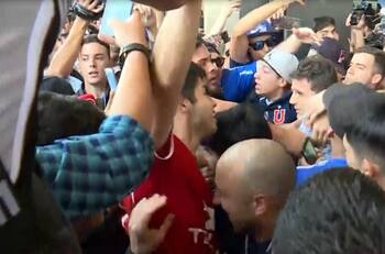 Increíble recibimiento de los hinchas de la U a Walter Montillo en el aeropuerto