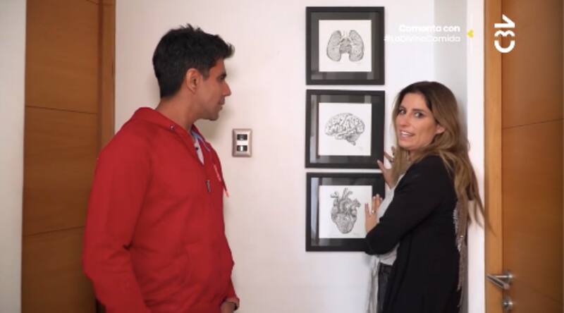 Las ilustraciones al entrada de su casa. Foto: CHV.