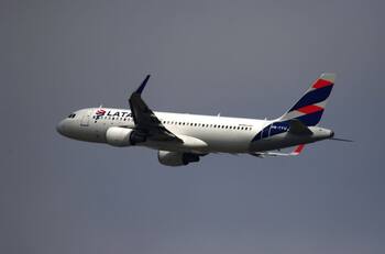 VIDEO | De terror: Registran fuertes turbulencias desde el interior de un avión durante tormenta