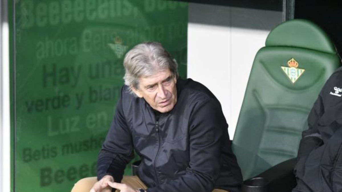 El entrenador chileno Manuel Pellegrini en la banca del Betis durante un partido.