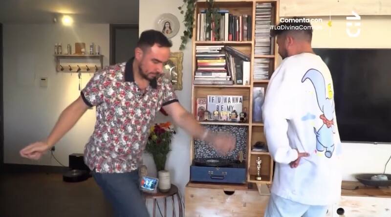 El living de César Campos y Diego Barrios. Foto: CHV.