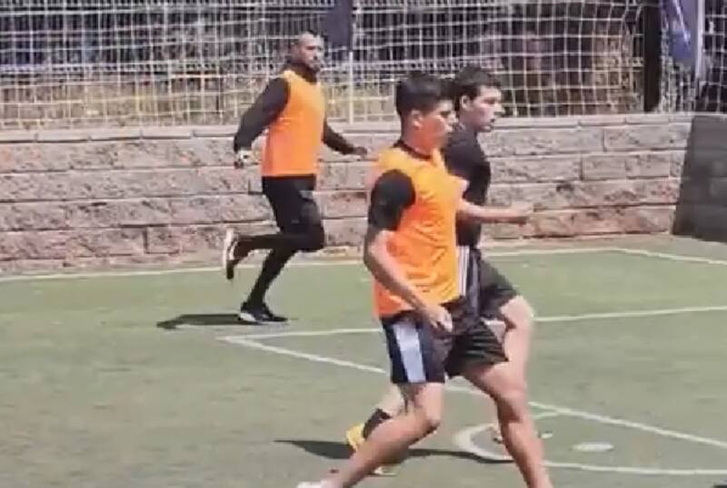 Arturo Vidal y Esteban Pavez jugando fútbol.