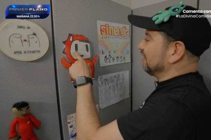 mostró la casa de Don Rorro, quien tiene un rincón especial dedicado a los regalos que le han dado.