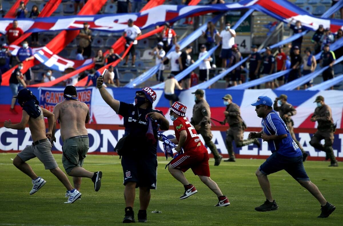 Hasta cinco partidos sin público: las duras sanciones que arriesga la U por la invasión de hinchas a la cancha