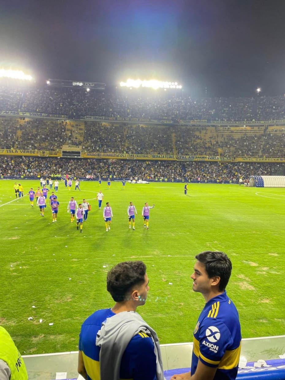 Sebastián y Rodrigo Quinteros en La Bombonera viendo un partido de Boca Juniors. (Foto: @sebastianquinterosg)