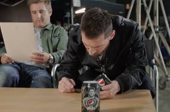 El nuevo desafío que superó Lionel Messi con unas latas de bebida