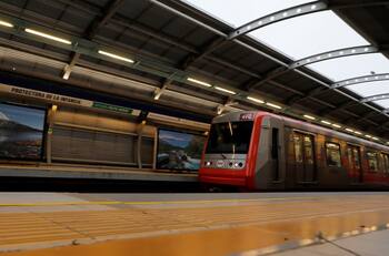 Metro de Santiago restableció el servicio en toda la Línea 4 luego de que persona cayera a las vías