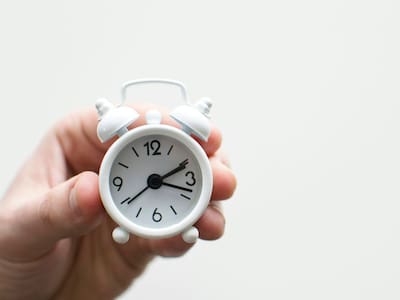 “Este desajuste se manifiesta en el cansancio, la dificultad para concentrarse y la irritabilidad”: Pablo Salinas, neurólogo del Hospital Clínico de la U. Chile, sobre el cambio de hora