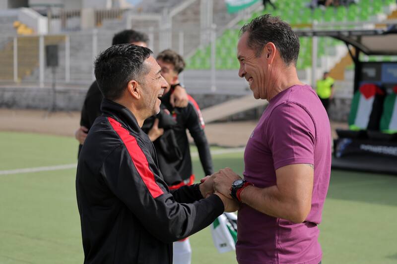 Un afectuoso saludo con historia. El técnico de Calera fue ayudante del actual DT de Palestino en la Reserva de Talleres de Córdoba, y un año después asumió la dirección en la categoría. En ambas ocasiones salió campeón.