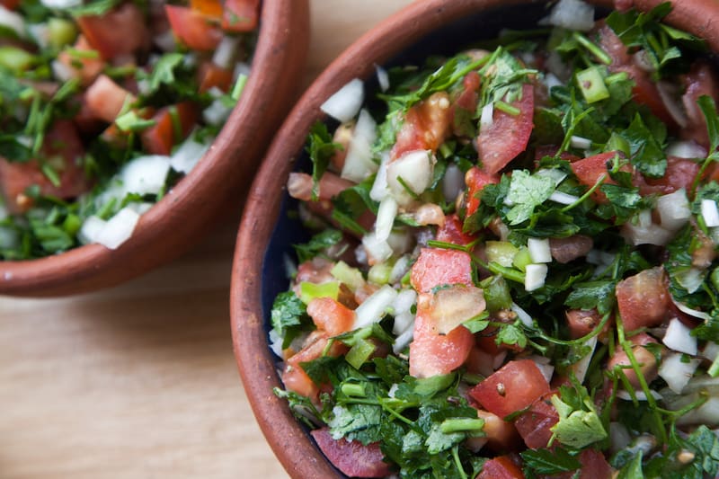 Revisa todo lo que necesitas para hacer un buen pebre chileno.