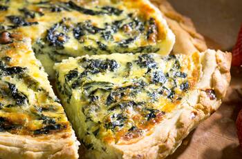 Prepara esta fácil y exquisita receta de quiche de espinacas y queso