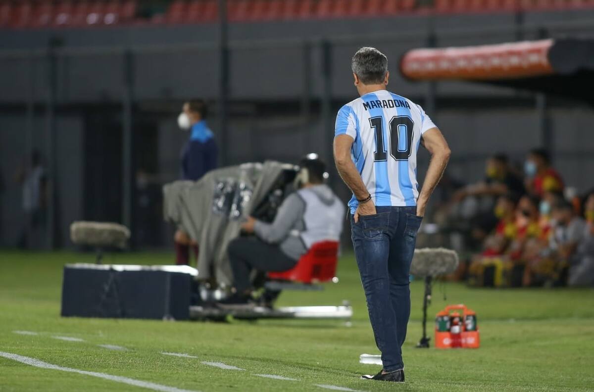 Increíble: DT brasileño dirigió en la Libertadores con la camiseta de Maradona
