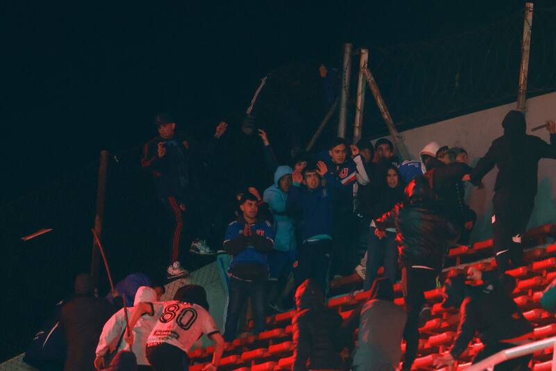Golpeados por barristas de Independiente. Foto: Aton.