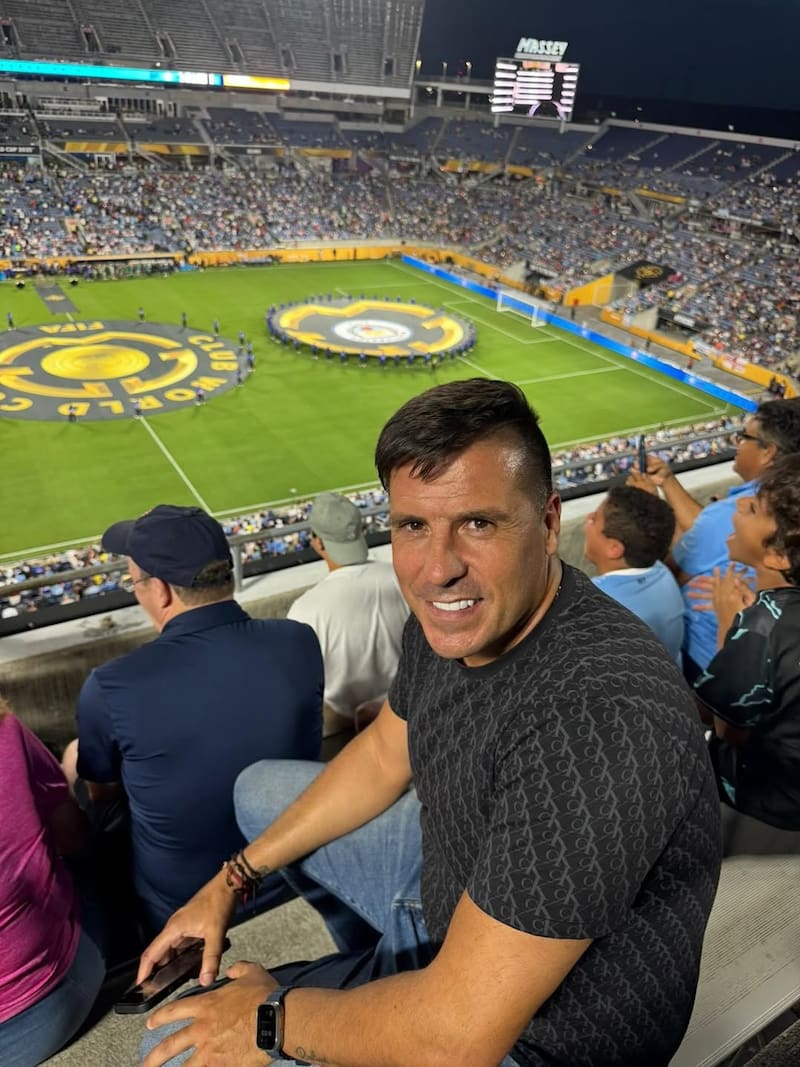 El DT argentino observando un partido en el reciente Mundial de Clubes entre Manchester City- Al Hilal. Foto: Instagram @juancruzrealdt