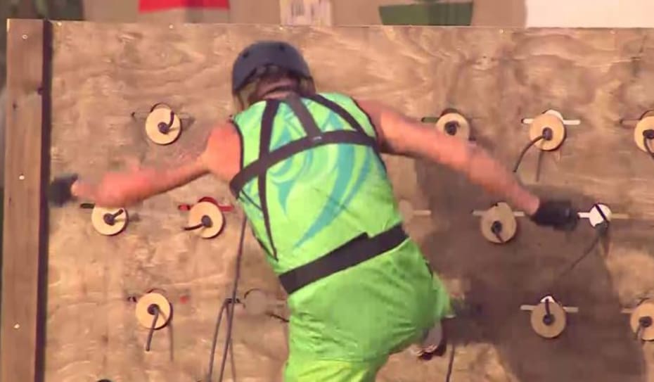 Junior Playboy en la competencia de salvación.