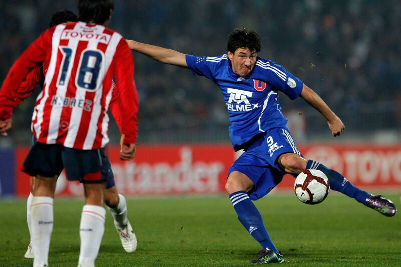 FUTBOL, UNIVERSIDAD DE CHILE VS CHIVAS
SEMIFINAL, PARTIDO DE VUELTA, COPA LIBERTADORES 2010
EL JUGADOR DE UNIVERSIDAD DE CHILE 9 IZQUIERDA, DERECHA, CENTRO, DISPUTA EL BALON CON 18 DE CHIVAS DE GUADALAJARA.
03/08/2010
SANTIAGO, CHILE.
ANDRES PINA/PHOTOSPORT
SOCCER, UNIVERSIDAD DE CHILE VS CHIVAS
SEMI FINAL, SECOND LEG, COPA LIBERTADORES 2010
UNIVERSIDAD DE CHILE'S XXXXXX LEFT RIGHT CENTER, BATTLES FOR THE BALL AGAINST CHIVAS XXXXX DURING THEIR COPA LIBERTADORES 2010 SEMI FINAL SECOND LEG SOCCER MATCH AT NATIONAL STADIUM IN SANTIAGO, CHILE.
03/08/2010
ANDRES PINA/PHOTOSPORT