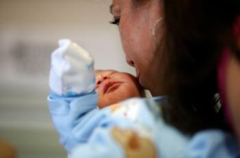 Falta de camas: bebé con grave cardiopatía no puede operarse en Santiago