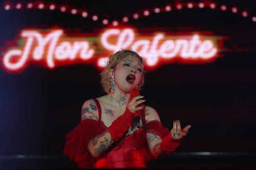 “Aunque me pongan a cantar en el metro...”: El feroz reclamo de Mon Laferte tras presentarse en Lollapalooza Chile