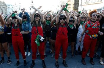 Tribunal desestimó denuncia de Carabineros y sobreseyó a “Las Tesis” por video "Un violador en tu camino"