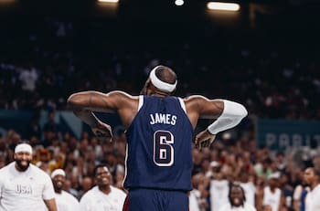 VIDEO | Paliza en París 2024: El Alley-Oop de LeBron James a Jayson Tatum que da la vuelta al mundo