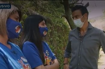 "Aunque estemos en pandemia": El tierno gesto de Gonzalo Ramírez en medio de entrevista con la madre de Tomás Bravo