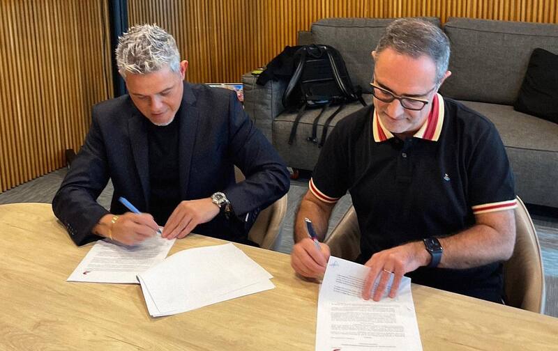 El cantante firmó nuevo contrato con Sony Music.