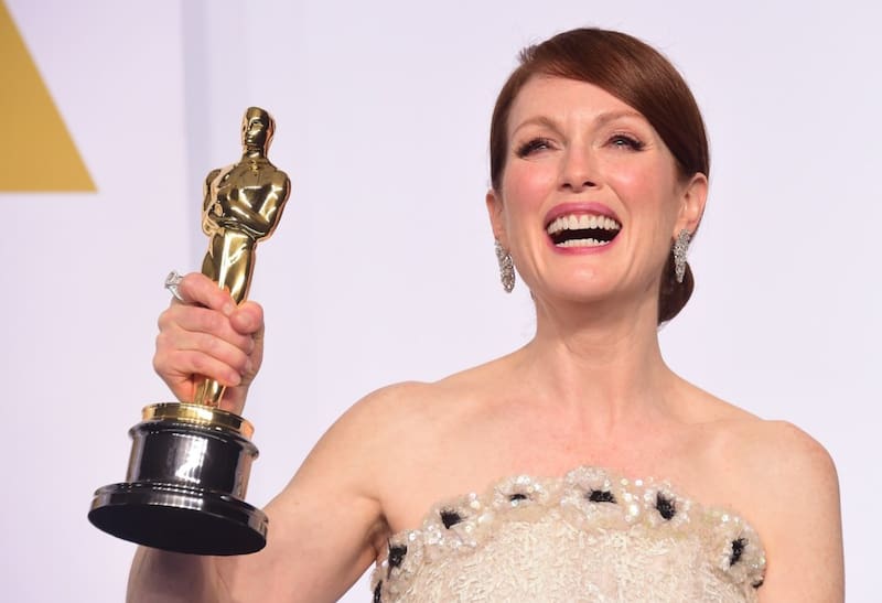 Una triunfante Julianne Moore con su Oscar a la mejor actriz por su interpretación en "Siempre Alice"
